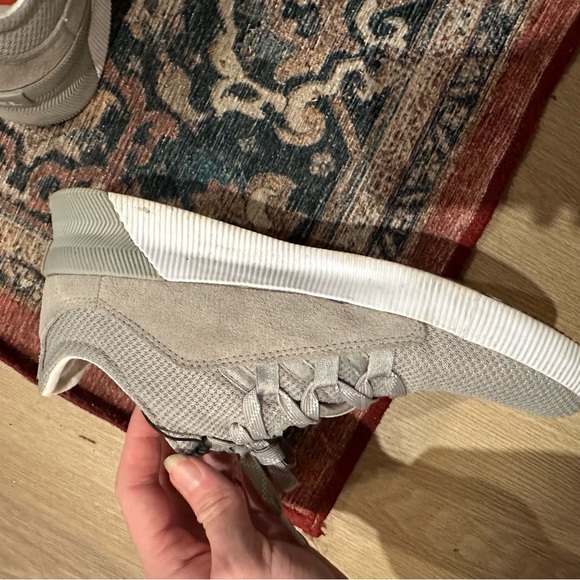 Waterproof Sorel Sneakers size 9.5. Barely worn and very chic! - Picture 3 of 7